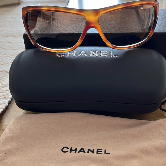 Brand New Chanel logo sunglasses main image 5